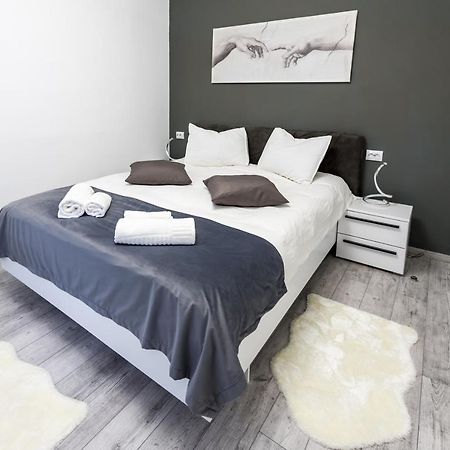Cristopher Apartament Буштени Экстерьер фото