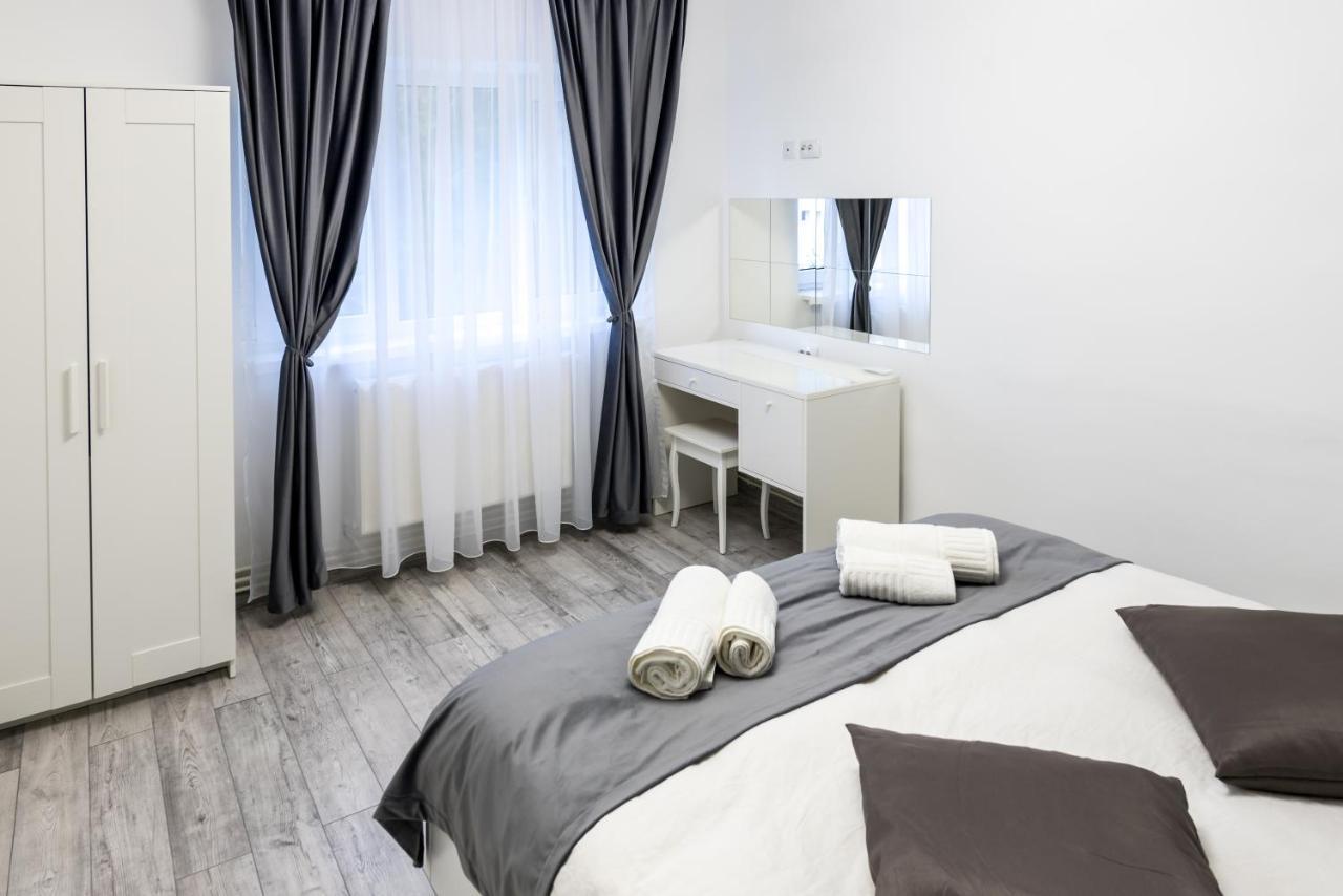 Cristopher Apartament Буштени Экстерьер фото